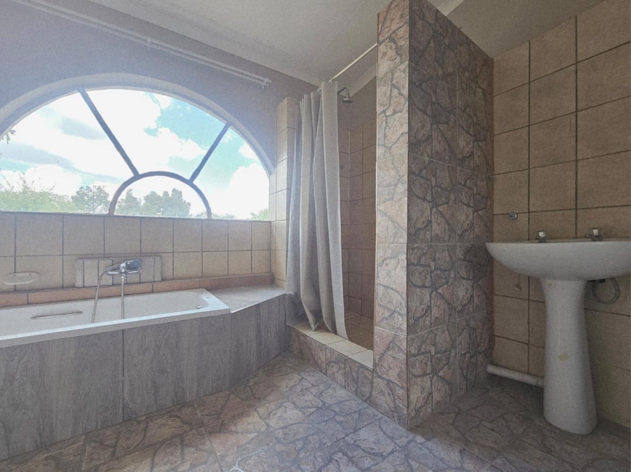 5 Bedroom Property for Sale in Ladybrand Free State